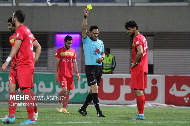 دیدار تیم‌های فوتبال گل گهرسیرجان و فولاد 