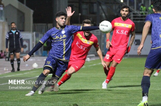 دیدار تیم‌های فوتبال گل گهرسیرجان و فولاد 