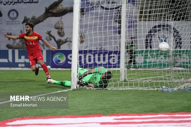 دیدار تیم‌های فوتبال گل گهرسیرجان و فولاد 