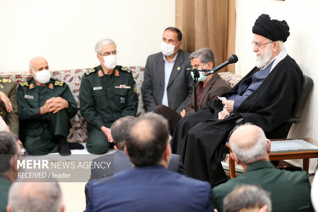  قائد الثورة الإسلامية يستقبل قادة وكبار المسؤولين في القوات المسلحة