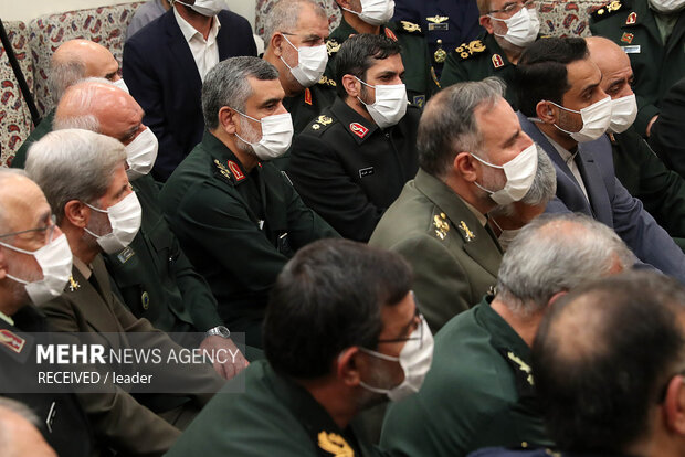  قائد الثورة الإسلامية يستقبل قادة وكبار المسؤولين في القوات المسلحة
