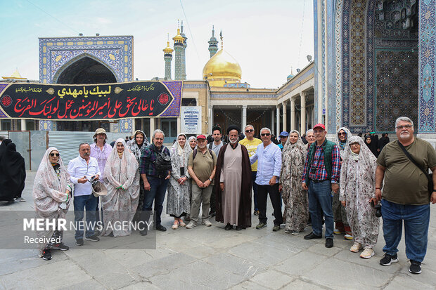 گردشگران یونانی در حرم مطهر بانوی کرامت حضور یافتند + تصاویر