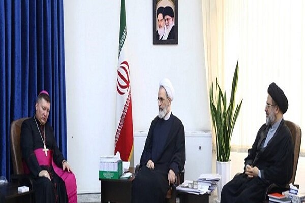 سفير الفاتيكان في إيران يدعو المفكرين لزيارة روما لزيادة التفاعل بين الأديان