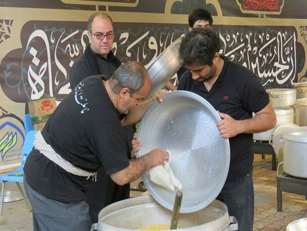 دخیل عشق پای دیگ‌های غذا/ پهن شدن سفره های افطاری در تبریز