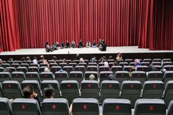 اجرای عمومی گروه های هنری حاشیه شهر سنندج در پردیس سینمایی بهمن