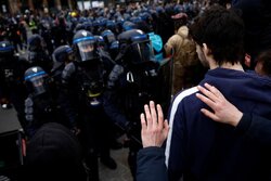پلیس فرانسه ۱۳ معترض به طرح بازنشستگی ماکرون را بازداشت کرد