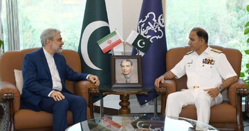 Pakistan navy cmdr. stresses expanding cooperation with Iran