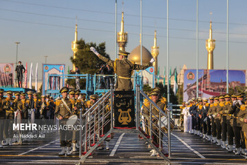 اليوم الثلاثاء ... بدء مراسم العرض العسكري لقوات الجيش الإيراني بحضور رئيسي