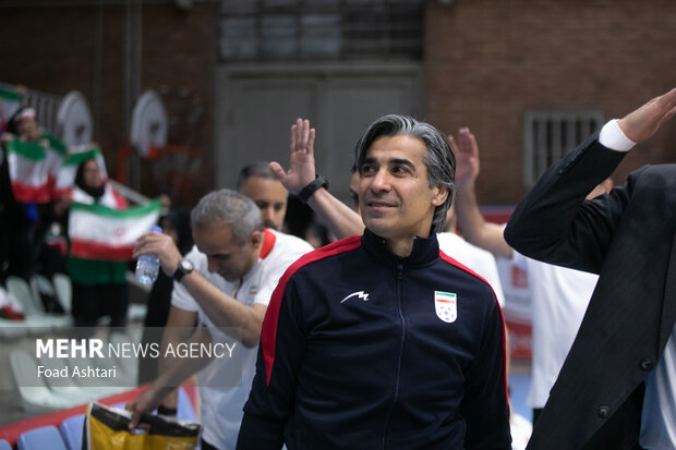 وحید شمسایی سر مربی تیم ملی فوتسال ایران در بازی تیم ‌های ملی فوتسال ایران و ازبکستان حضور دارد