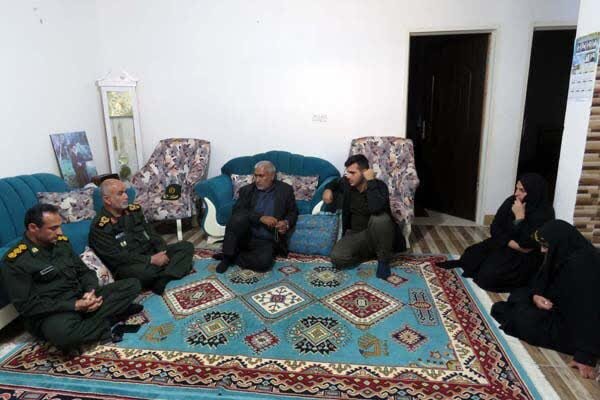 فرمانده سپاه استان بوشهر با خانواده جانباز مدافع امنیت دیدار کرد