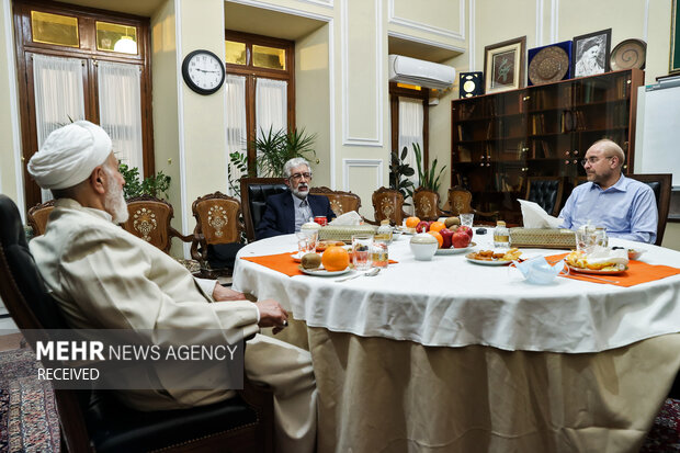 محمدباقر قالیباف رئیس مجلس شورای اسلامی شب گذشته در افطار ۲۷ فروردین ۱۴۰۲ میزبان حجت‌الاسلام علی‌اکبر ناطق‌نوری، غلامعلی حدادعادل و علی لاریجانی رؤسای پیشین مجلس شورای اسلامی بود