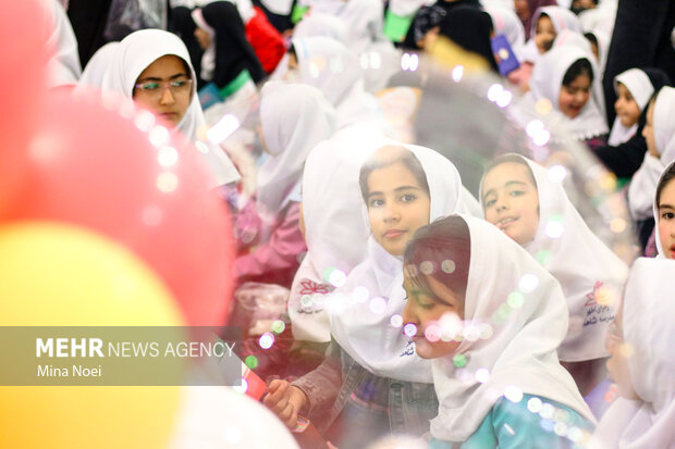 İlk orucunu tutan ilk okul öğrenci kızları için kutlama töreni düzenlendi