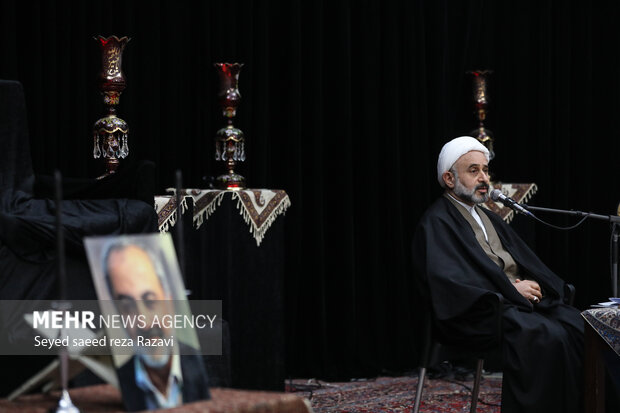  حجت السلام ناصر نقویان در حال سخنرانی در مراسم بزرگداشت دکتر عماد افروغ است