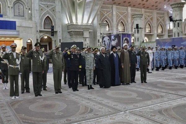 قادة جيش الجمهورية الإسلامية الإيرانية يجددون العهد مع الإمام الراحل (ره)