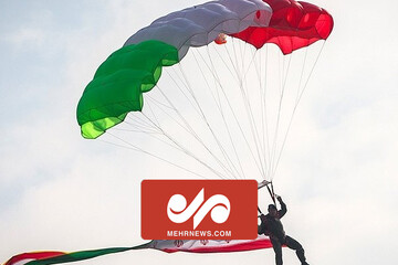 فرود چتربازان هوابرد در مراسم رژه ارتش جمهوری اسلامی ایران