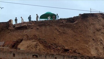 Pakistani landslide kills two near Afghan border crossing