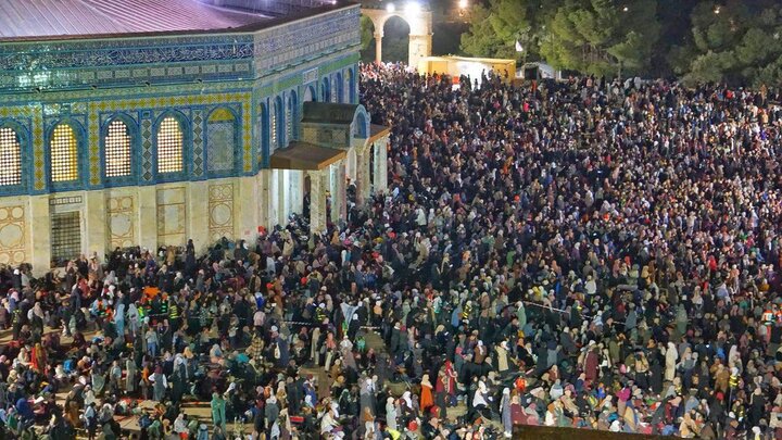 الآلاف يؤدون صلاة الفجر في رحاب المسجد الأقصى