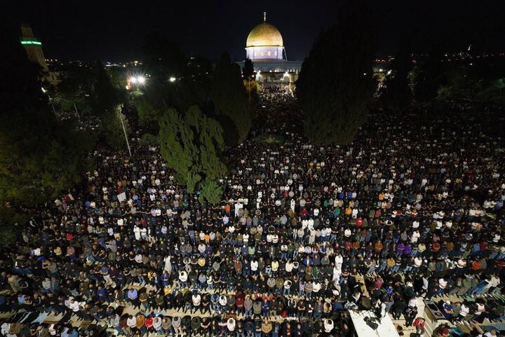 حضور بیش از ۲۸۰ هزار نمازگزار فلسطینی در مسجدالاقصی+ تصاویر