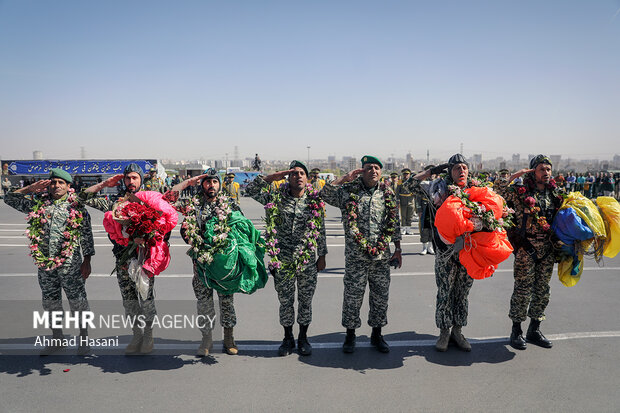 مراسم رژه خودرویی روز ارتش در مشهد