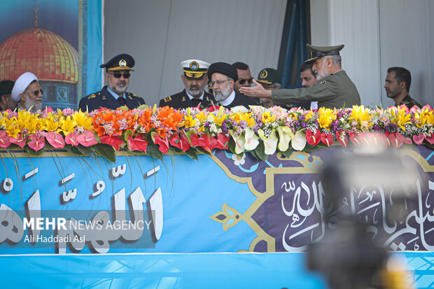 حجت الاسلام سید ابراهیم رئیسی رئیس جمهور در حال ورود به محل برگزاری مراسم روز ارتش با است 