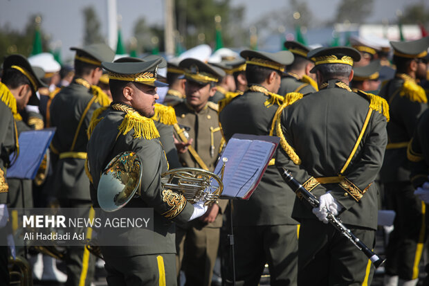 مراسم رژه روز ارتش صبح سه شنبه ۲۹ فروردین با حضور حجت الاسلام سیدابراهیم رییسی، رییس جمهور و فرمانده‌هان نیروهای مسلح برگزار شد