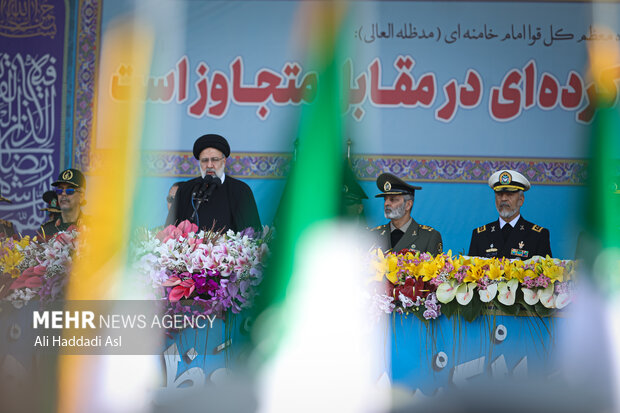 حجت الاسلام سید ابراهیم رئیسی رئیس جمهور 
 در حال سخنرانی در مراسم روز ارتش است