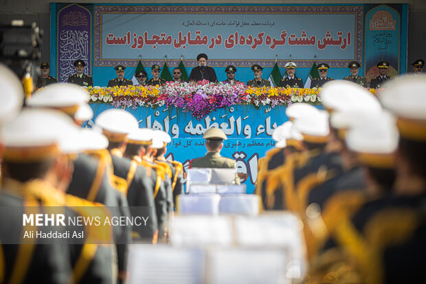 حجت الاسلام سید ابراهیم رئیسی رئیس جمهور 
 در حال سخنرانی در مراسم روز ارتش است