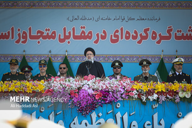 حجت الاسلام سید ابراهیم رئیسی رئیس جمهور 
 در حال سخنرانی در مراسم روز ارتش است