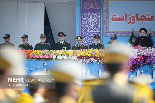 حجت الاسلام سید ابراهیم رئیسی رئیس جمهور 
 در حال سخنرانی در مراسم روز ارتش است