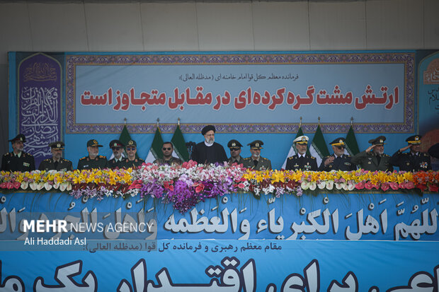 حجت الاسلام سید ابراهیم رئیسی رئیس جمهور 
 در حال سخنرانی در مراسم روز ارتش است