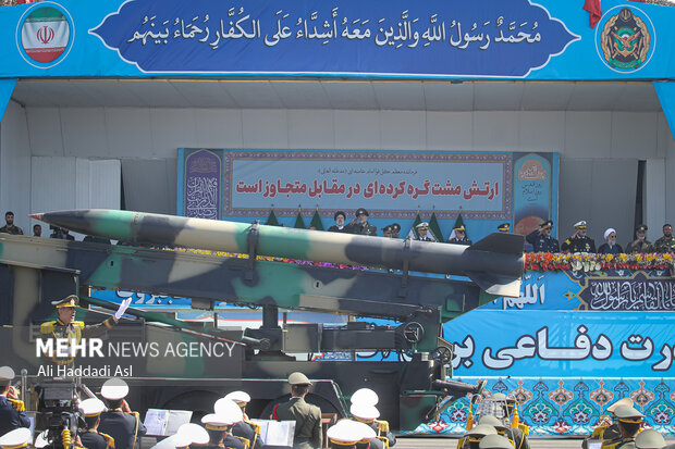 مراسم رژه روز ارتش صبح سه شنبه ۲۹ فروردین با حضور حجت الاسلام سیدابراهیم رییسی، رییس جمهور و فرمانده‌هان نیروهای مسلح برگزار شد