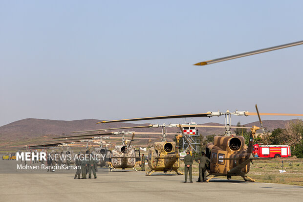 رژه بالگردهای هوانیروز در روز ارتش