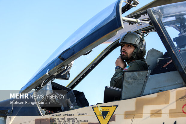 IRIAF stages aerial parade on National Army Day