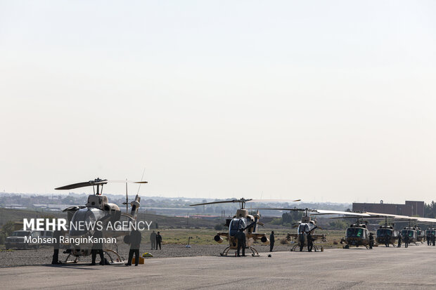 IRIAF stages aerial parade on National Army Day