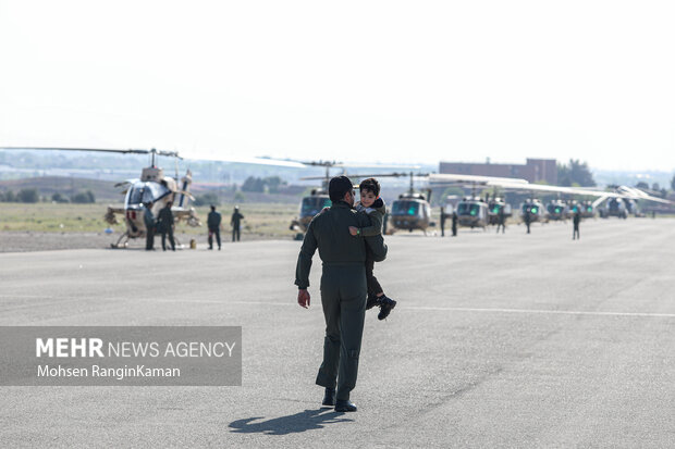 ده‌ها فروند از بالگردهای هوانیروز ارتش با پرواز بر فراز حرم مطهر امام خمینی (ره) از مقابل جایگاه رژه رفتند