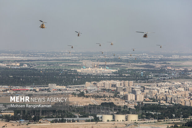 ده‌ها فروند از بالگردهای هوانیروز ارتش با پرواز بر فراز حرم مطهر امام خمینی (ره) از مقابل جایگاه رژه رفتند