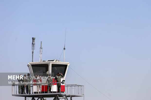 IRIAF stages aerial parade on National Army Day