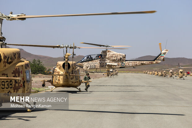 IRIAF stages aerial parade on National Army Day