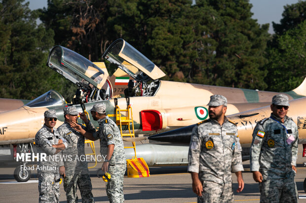 همزمان با روز بیست نهم فروردین ماه روز ارتش جمهوری اسلامی ایران رژه هوایی جنگنده‌های نیروی هوایی ارتش برگزارشد