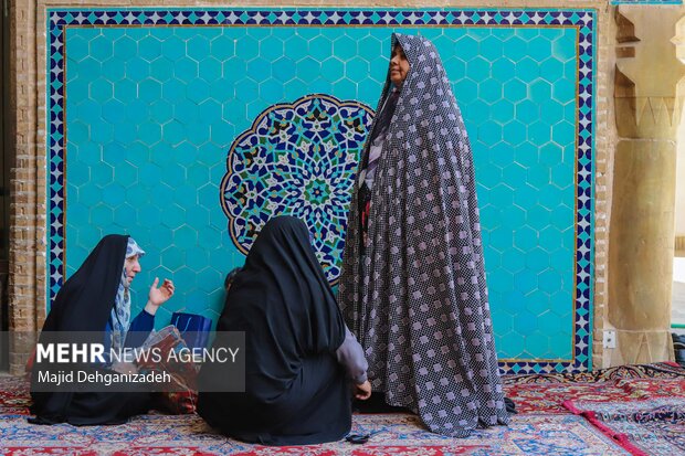 رسم کهن دوخت پیراهن مراد در مسجد جامع یزد