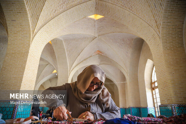 رسم کهن دوخت پیراهن مراد در مسجد جامع یزد