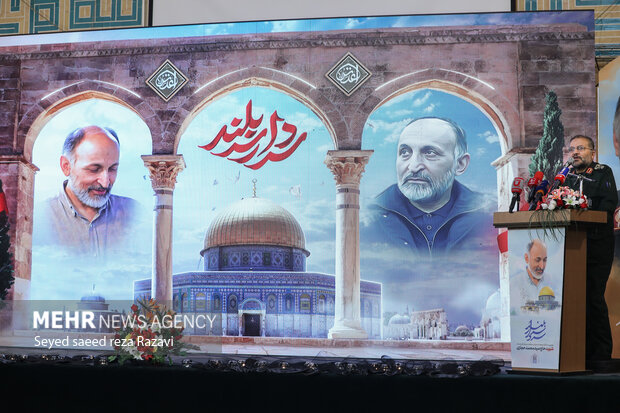 سردار غلامرضا سلیمانی رئیس سازمان بسیج مستضعفین <a href='https://sayeb.ir/tag/%d8%b3%d9%be%d8%a7%d9%87-%d9%be%d8%a7%d8%b3%d8%af%d8%a7%d8%b1%d8%a7%d9%86-%d8%a7%d9%86%d9%82%d9%84%d8%a7%d8%a8-%d8%a7%d8%b3%d9%84%d8%a7%d9%85%db%8c'></div>سپاه پاسداران انقلاب اسلامی</a> در حال سخنرانی در مراسم دومین سالگرد شهادت سردار سید محمد حجازی است