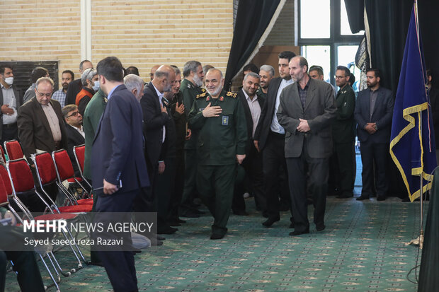 سردار <a href='https://sayeb.ir/tag/%d8%b3%d8%b1%d9%84%d8%b4%da%a9%d8%b1-%d8%ad%d8%b3%db%8c%d9%86-%d8%b3%d9%84%d8%a7%d9%85%db%8c'></div>سرلشکر حسین سلامی</a> فرمانده کل <a href='https://sayeb.ir/tag/%d8%b3%d9%be%d8%a7%d9%87-%d9%be%d8%a7%d8%b3%d8%af%d8%a7%d8%b1%d8%a7%d9%86-%d8%a7%d9%86%d9%82%d9%84%d8%a7%d8%a8-%d8%a7%d8%b3%d9%84%d8%a7%d9%85%db%8c'>سپاه پاسداران انقلاب اسلامی</a> در حال ورود به سالن مراسم دومین سالگرد شهادت سردار سید محمد حجازی است