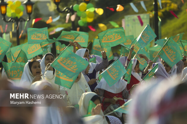 تہران میں تیس ہزار ننھے روزہ داروں کا روح پرور اجتماع
