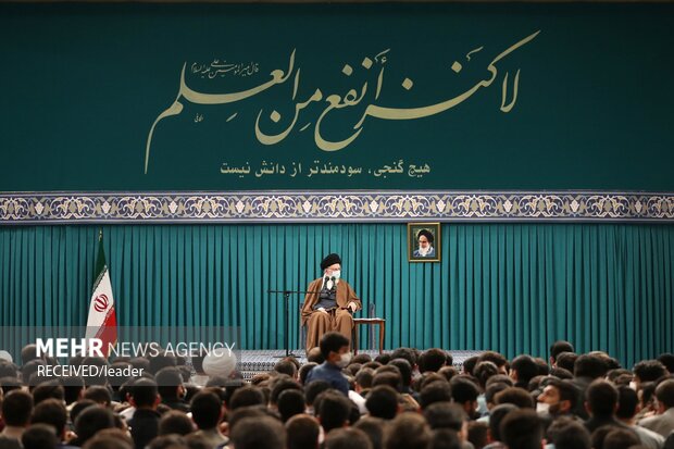 قائد الثورة الاسلامية: يجب إحياء الهوية الإيرانية والإسلامية والطابع القومي بين أبناء البلاد