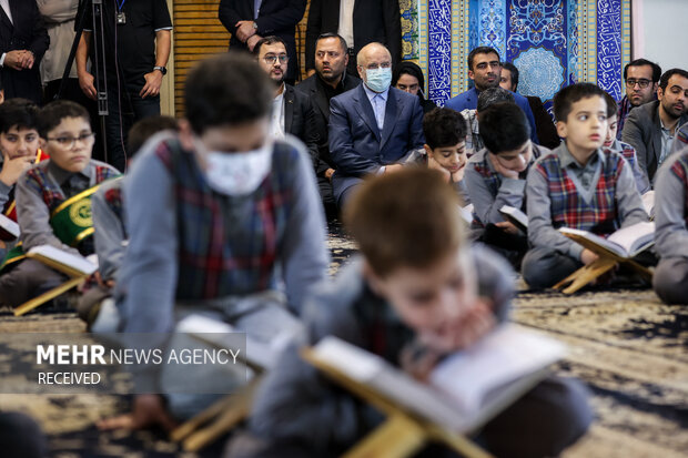 دکتر محمدباقر قالیباف رئیس مجلس شورای اسلامی پس از پایان مراسم نشست زنان و مشارکت سیاسی به دعوت مسئولان کانون پرورش فکری کودکان و نوجوانان دقایقی نیز در محفل انس با قرآن کودکان و نوجوانان حضور یافت