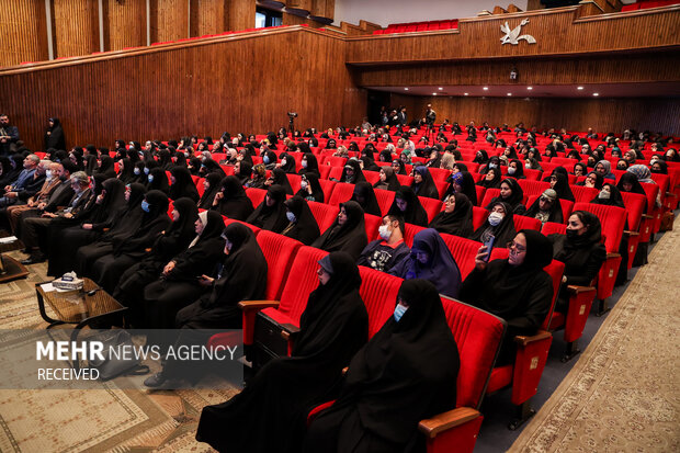 نشست زنان و مشارکت سیاسی عصر امروز سه‌شنبه ۲۹ فروردین به همت معاونت بانوان شورای ائتلاف نیروهای انقلاب اسلامی با سخنرانی محمدباقر <a href='https://sayeb.ir/tag/%d9%82%d8%a7%d9%84%db%8c%d8%a8%d8%a7%d9%81'>قالیباف</a> رئیس <a href='https://sayeb.ir/tag/%d9%85%d8%ac%d9%84%d8%b3-%d8%b4%d9%88%d8%b1%d8%a7%db%8c-%d8%a7%d8%b3%d9%84%d8%a7%d9%85%db%8c'>مجلس شورای اسلامی</a> و با حضور جمعی از بانوان فعال در حوزه‌های سیاسی و اجتماعی در سالن <a href='https://sayeb.ir/tag/%da%a9%d8%a7%d9%86%d9%88%d9%86-%d9%be%d8%b1%d9%88%d8%b1%d8%b4-%d9%81%da%a9%d8%b1%db%8c-%da%a9%d9%88%d8%af%da%a9%d8%a7%d9%86-%d9%88-%d9%86%d9%88%d8%ac%d9%88%d8%a7%d9%86%d8%a7%d9%86'>کانون پرورش فکری کودکان و نوجوانان</a> برگزار شد