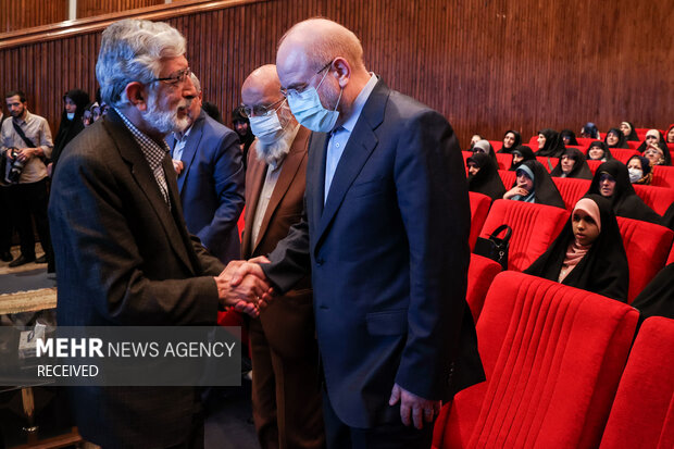 دکتر محمدباقر قالیباف رئیس مجلس شورای اسلامی و دکتر غلامعلی حداد عادل رئیس فرهنگستان ادب و زبان فارسی در حال گفتگو  در مراسم نشست زنان و مشارکت سیاسی هستند