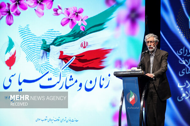 دکتر غلامعلی حداد عادل رئیس فرهنگستان ادب و زبان فارسی در حال سخنرانی در مراسم نشست زنان و مشارکت سیاسی است