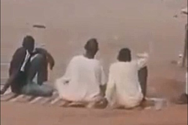 تفریح جدید سودانی‌ها؛ تماشای جنگ خیابانی بدون استرس+ فیلم